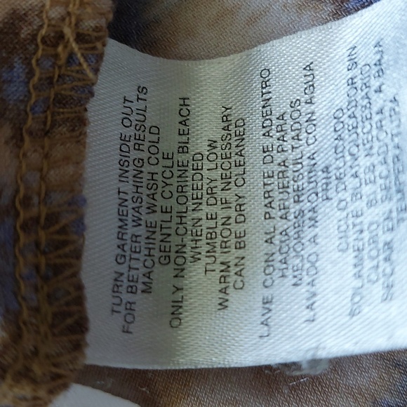 "Anne Klein" size M, 95% Polyester and 5% Spandex, polo style long sleeve top - Picture 9 of 9